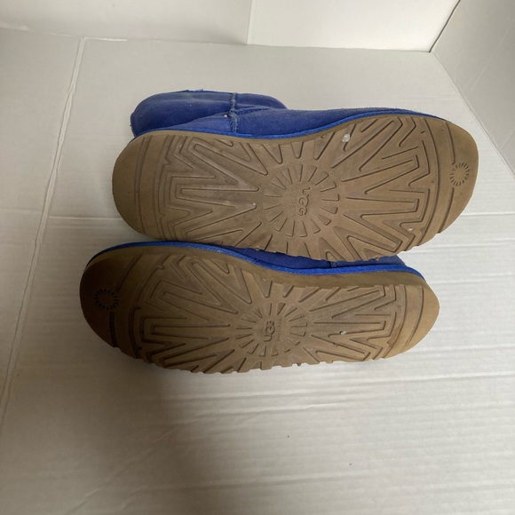 UGG - Australia Classic Short EUC - 5825 - Size W6 - Picture 4 of 6